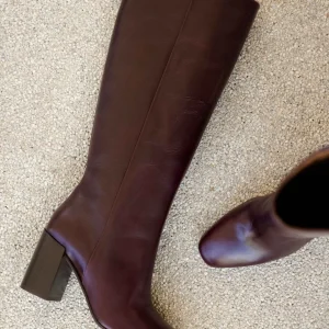 Women Bobbies Knee High Boots | Hisaé